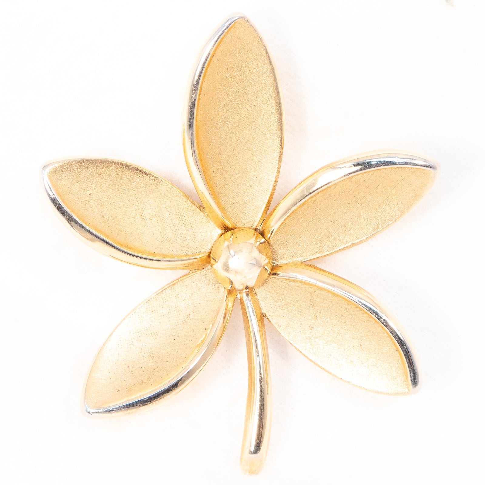 TRIFARI ブローチ 洋菊 Chrysanthemum ゴールドカラー Trifari Flower Brooch – Rhinestone Rosie